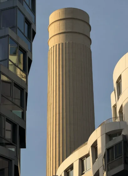Torre acanalada de hormigón entre edificios, Londres