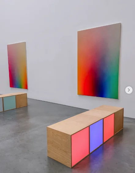 Obras de arte en degradado en una galería