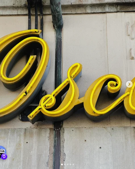 Cartel de neón amarillo vintage que dice Oscar