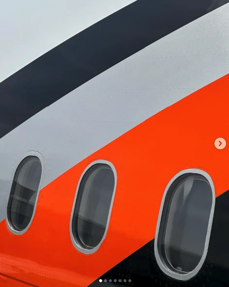 Detalle de la librea naranja de un avión